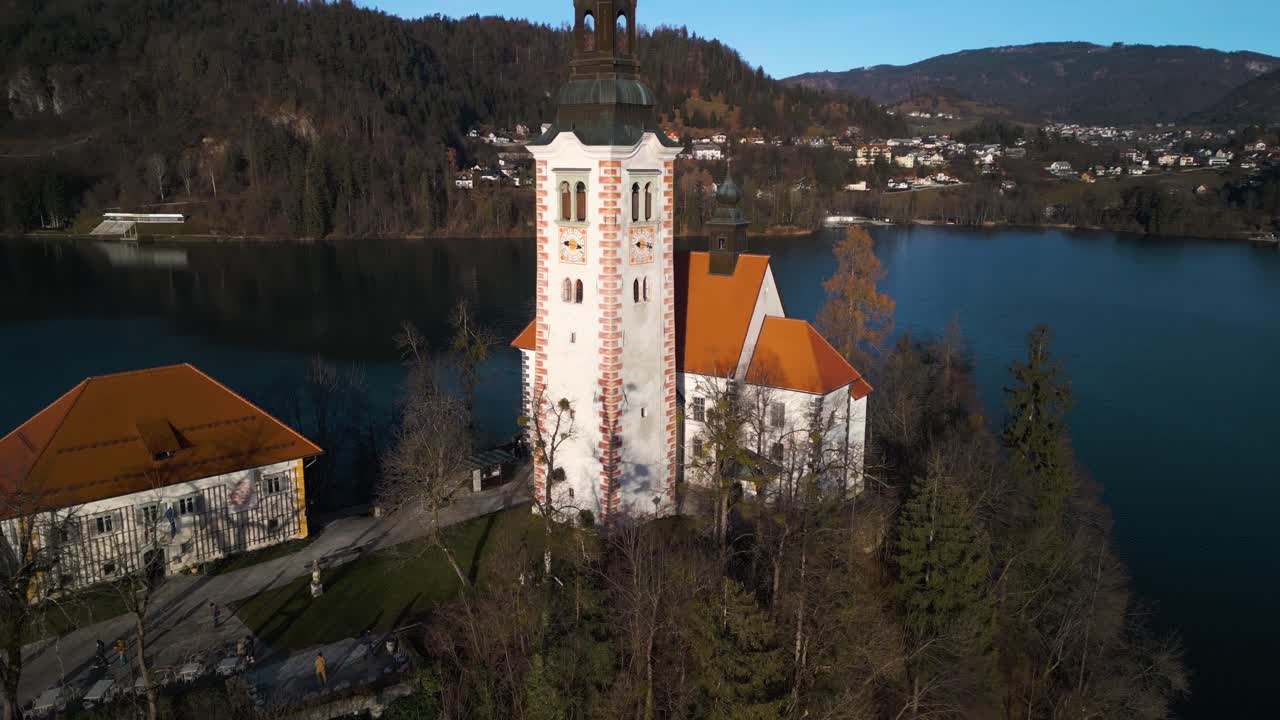 Ripresa aerea con drone all'indietro che rivela il Lago di Bled, Slovenia