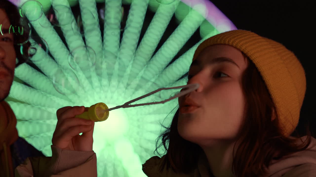 남자와 여자가 데이트를 하고 있습니다.