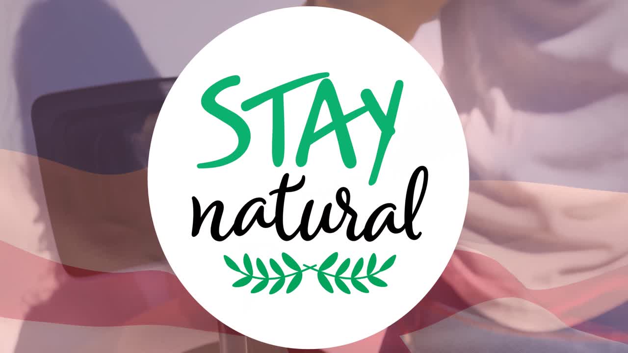 texto natural sobre la bandera de rusia y hombre cargando coche eléctrico