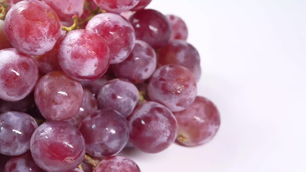 primer plano de un racimo de uvas rojas