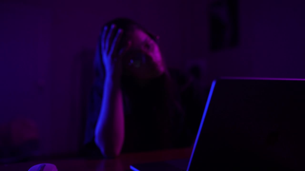 mujer trabajando hasta tarde en la noche en la computadora portátil