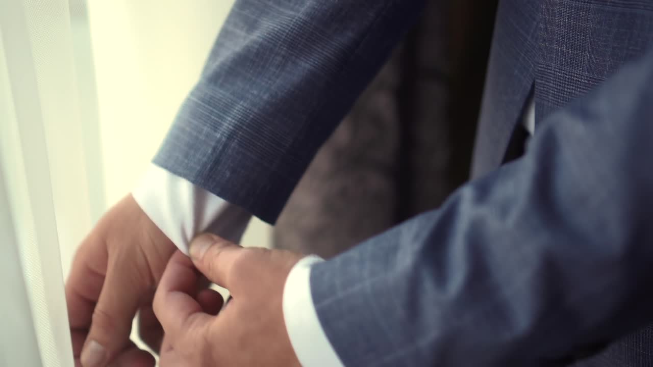 한 남자가 재의 팔꿈치를 단단히 습니다.