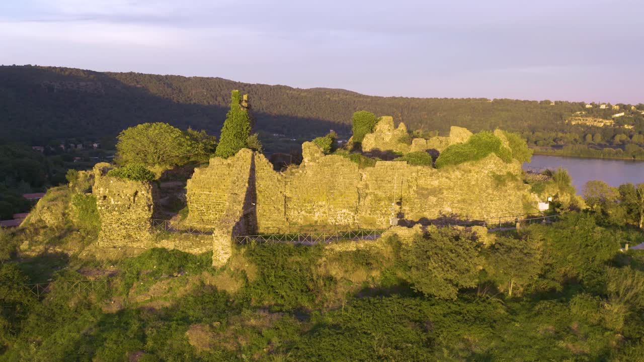 트레비냐노 로마노(trevignano romano)에 있는 오르시니스 요새(orsinis fortress)의 조감도