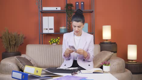 trabajadora de oficina en casa, mujer joven calculando cosas.