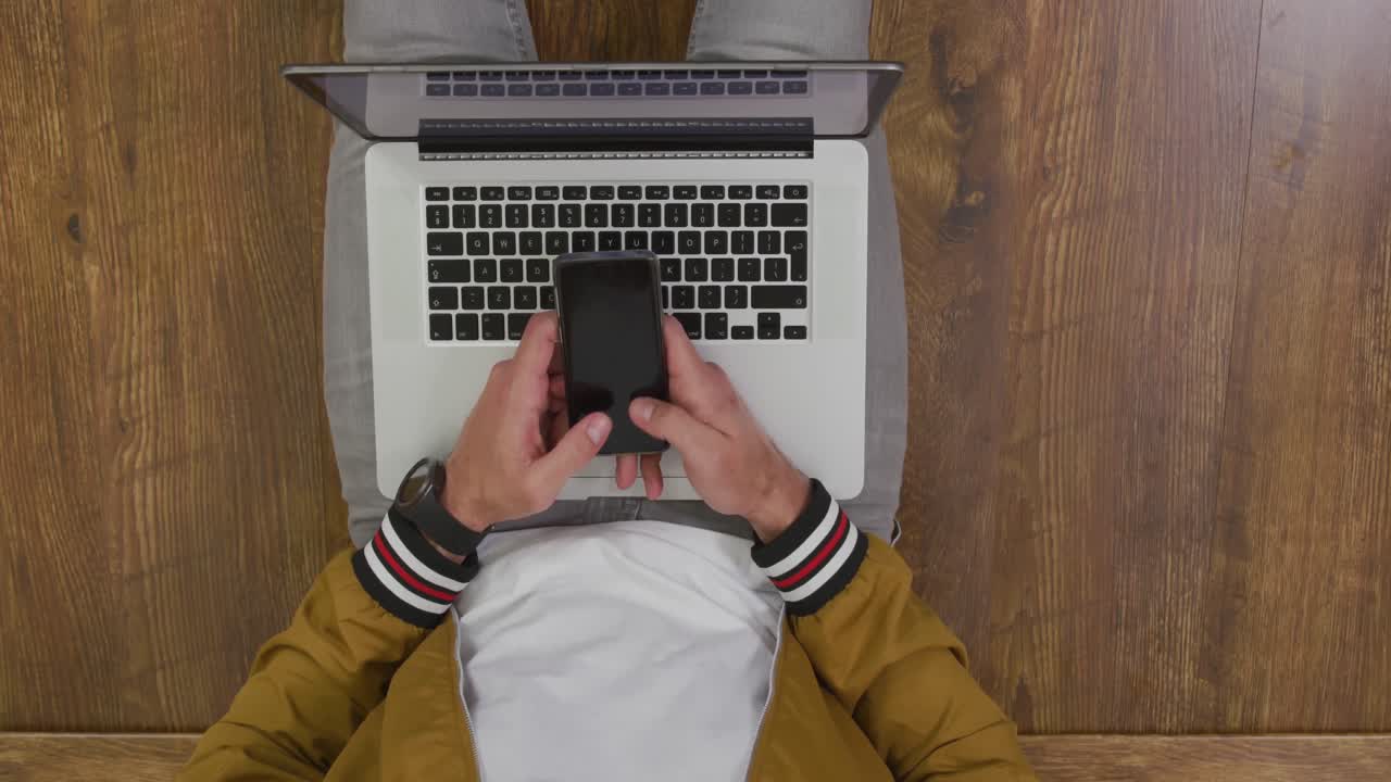 hombre caucásico usando su teléfono