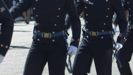 Soldados-Brasileños-Vestidos-Con-Atuendo-Formal-Marchan-En-Un-Desfile-Militar