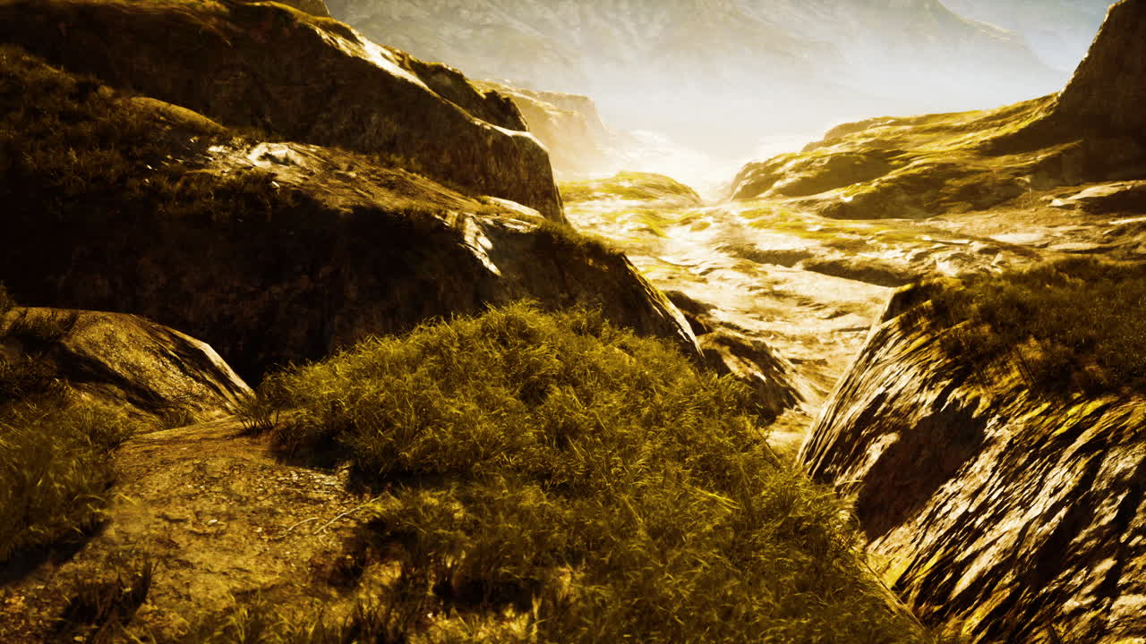 푸른 구름이 가득한 하늘을 배경으로 가을의 산 골짜기