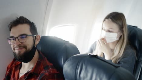 Amigos-A-Bordo-De-Un-Avión-Viajando-Juntos-Después-De-Una-Pandemia