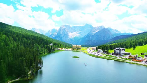 Blick-Auf-Den-Pragser-Wildsee-In-Den-Dolomiten,-Italien