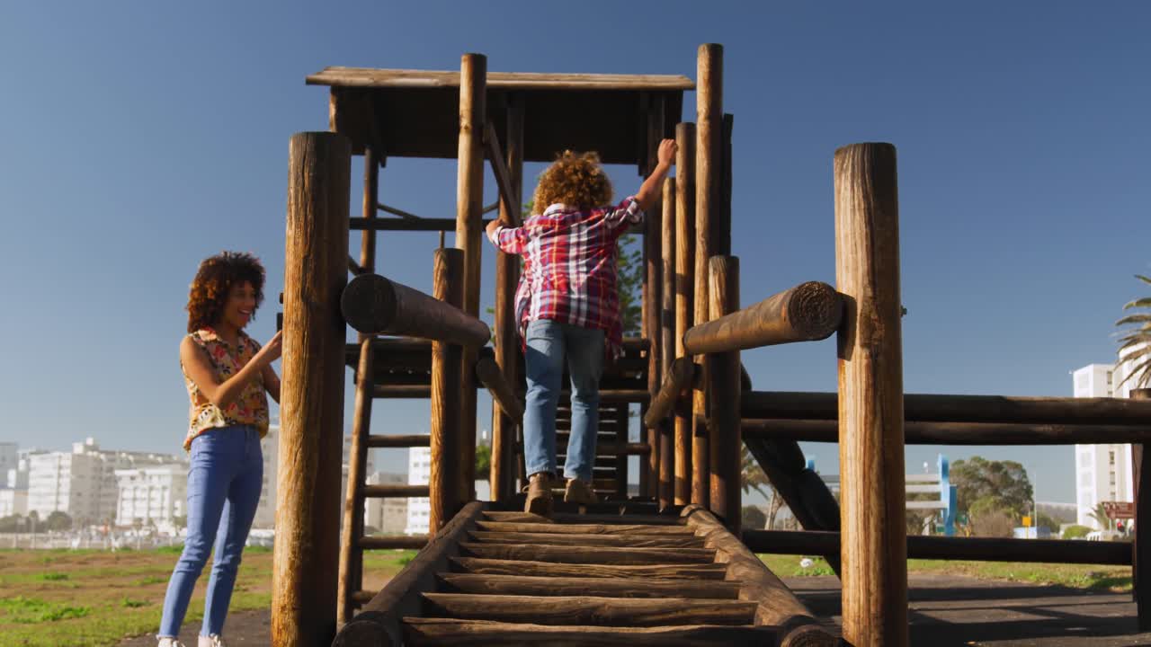 madre e hijo divirtiéndose en el patio de recreo