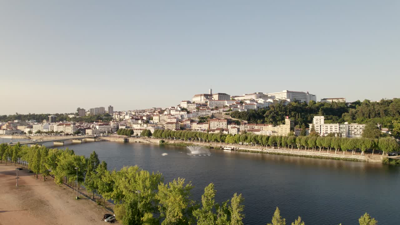 vista aérea, paisaje panorámico de la ciudad antigua de coimbra a través del río mondego, tiro de muñeca