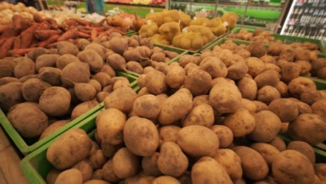 verduras orgánicas frescas en el mercado de agricultores. verduras crudas en la sección de productos frescos de la tienda. concepto de tierra, cosecha fresca
