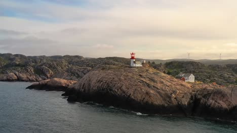 faro costero. el faro de lindesnes es un faro costero en el extremo sur de noruega.