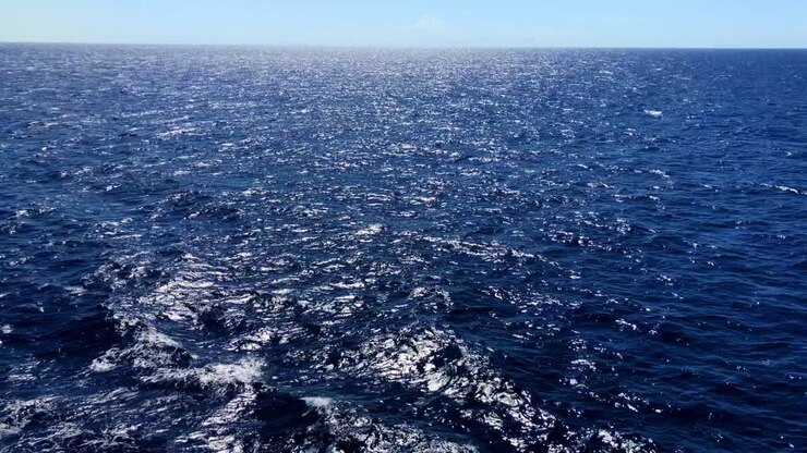 Acque caraibiche che scorrono, con il loro colore blu profondo