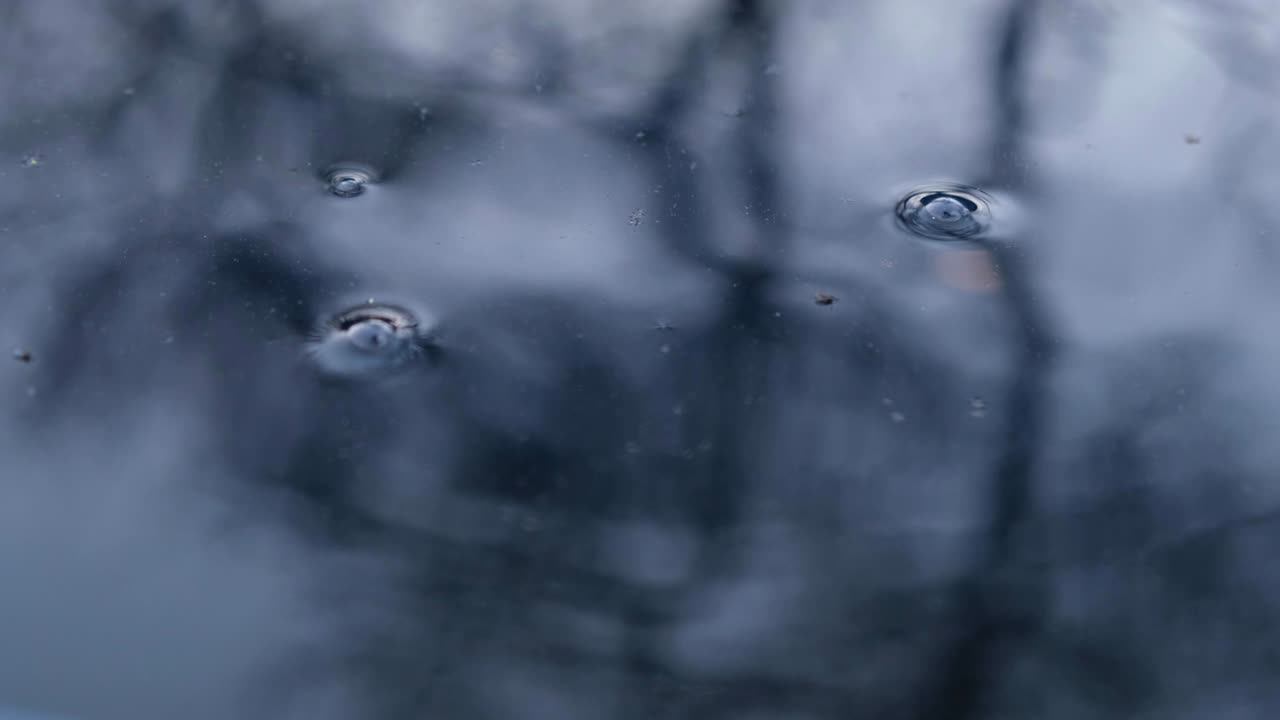 gotas de agua gotean en el río de la noche.