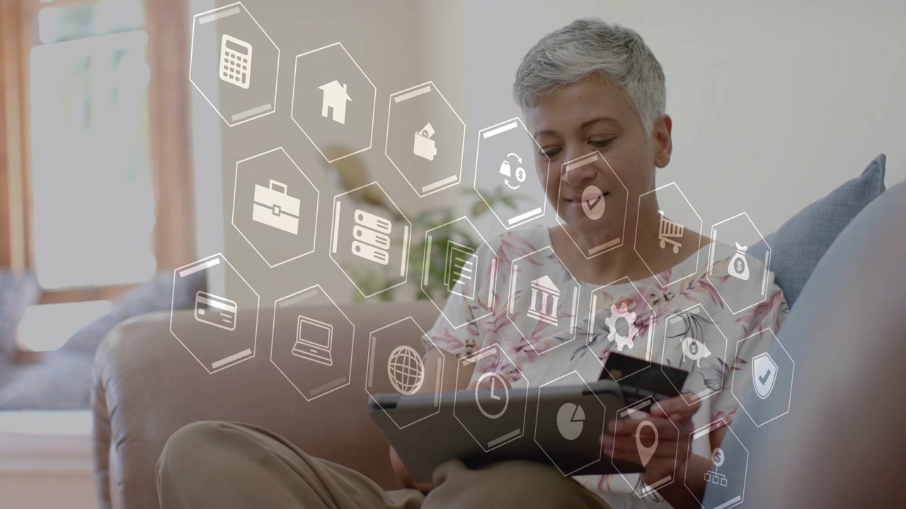 Donna seduta sul divano che tocca il telefono e scorre il tablet, con un'interfaccia utente esagonale che si espande per la gestione finanziaria.