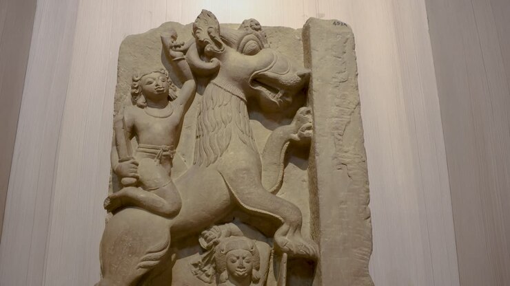 Struttura di statue di pietra rovinate di epoca antica all'interno