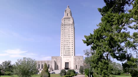 edificio del capitolio del estado de luisiana en baton rouge, luisiana con el tiro de establecimiento