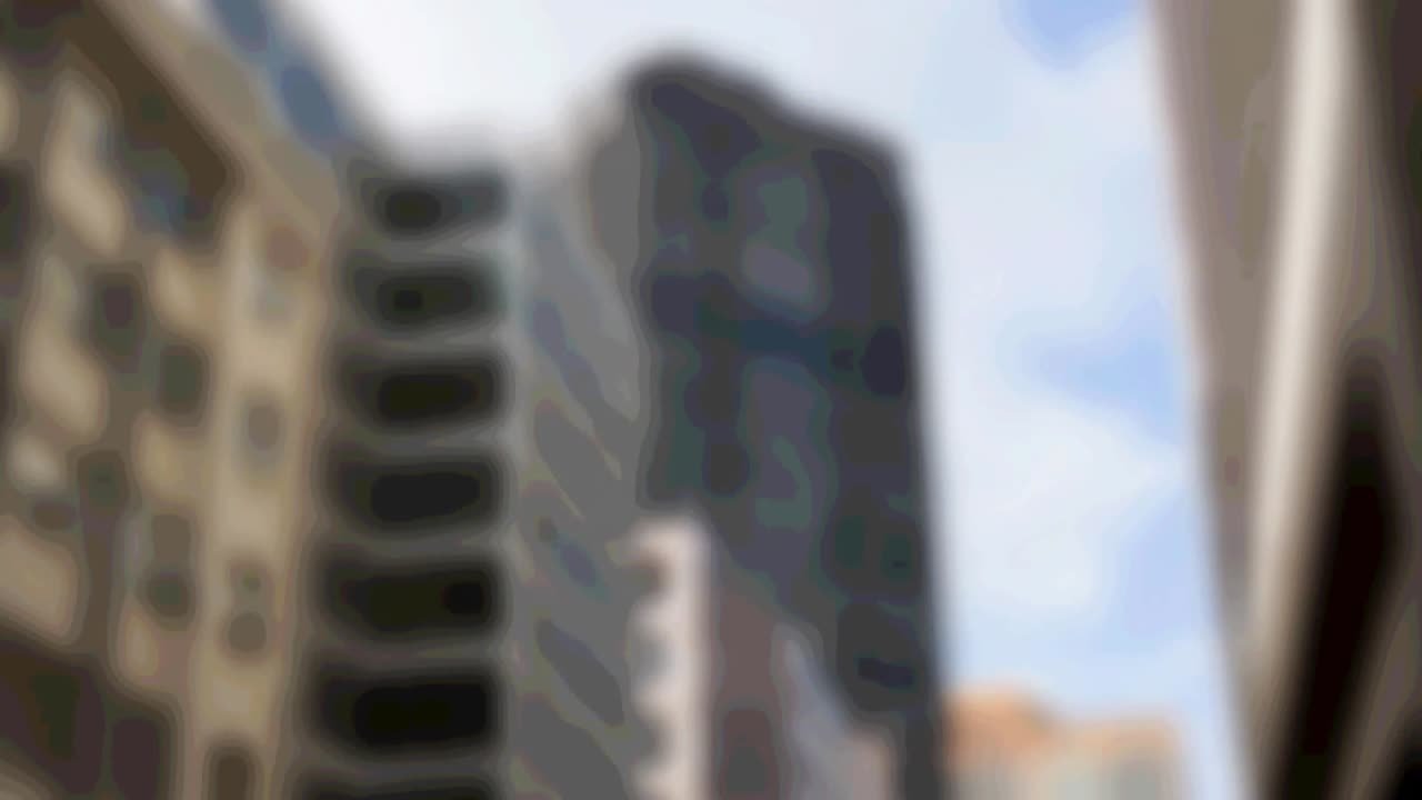 diseño de patrón de chevron contra edificios altos en el fondo