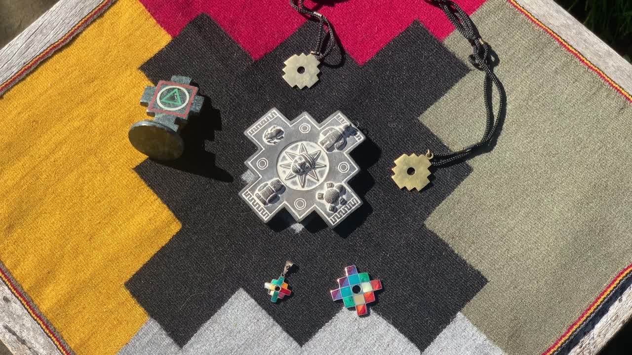 chincheros 마을의 전통 직공의 페루 손으로 짠 직물을 닫습니다.