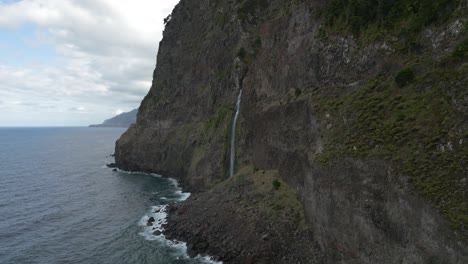 cascata véu da noiva 4k imágenes cinematográficas de drones- iha da madeira - portugal