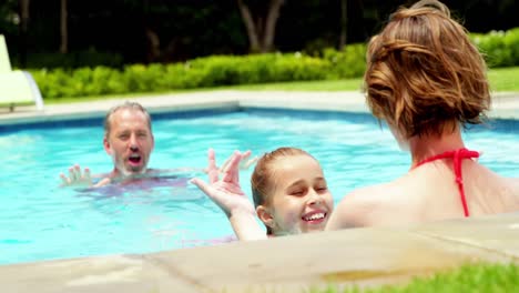 Familie-Genießt-Im-Schwimmbad