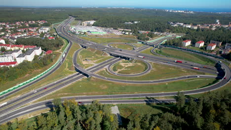 una vista de un carril no congestionado de gdynia, wielki kack, polonia - toma aérea amplia