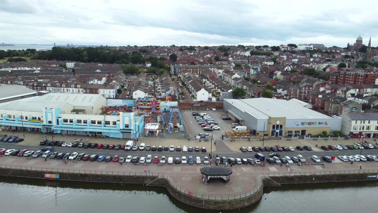 İngiltere, New Brighton gezinti yolunun havadan drone ile çekilmiş görüntüsü