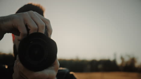 tiro de arco de seguimiento de primer plano de la cara y dslr o cámara sin espejo con lente