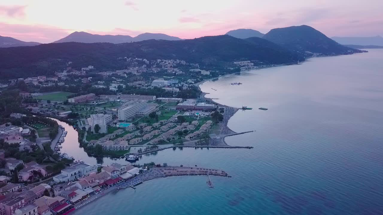 grecia, isla de corfú, imágenes de drones de una puesta de sol sobre la playa de messonghi