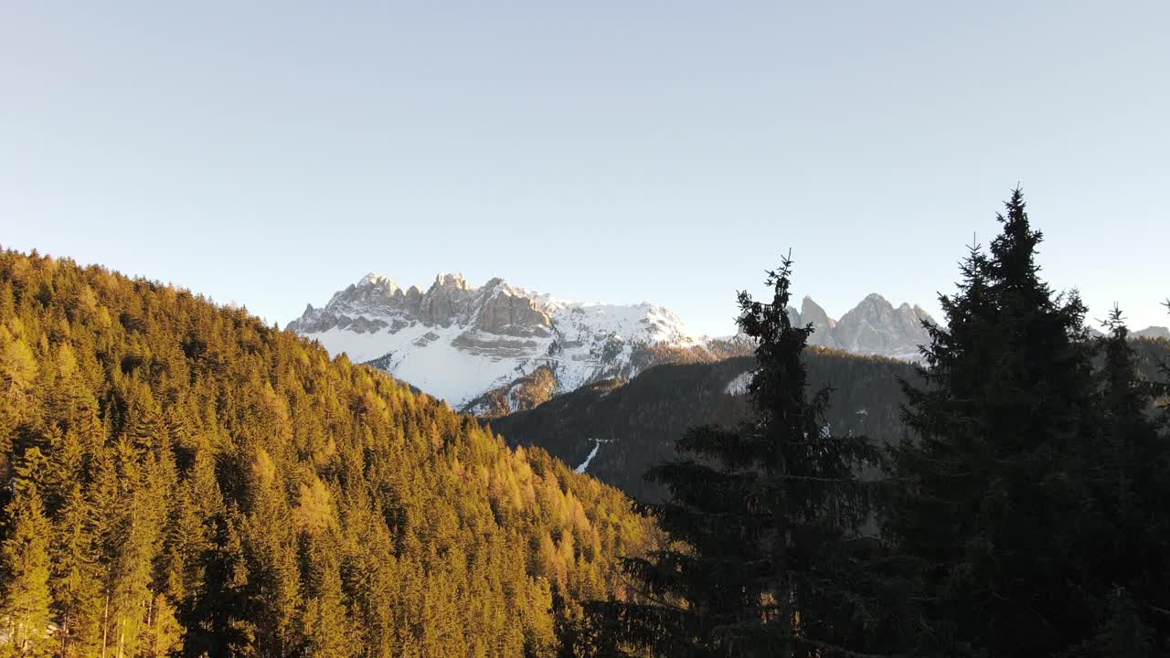 hermoso video aéreo de drones de las enormes montañas dolomitas en los alpes italianos filmado en 4k en invierno - otoño