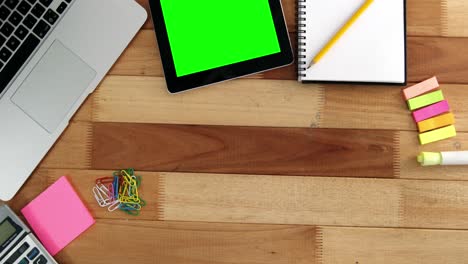 portátil, tableta digital, diario y artículos de papelería