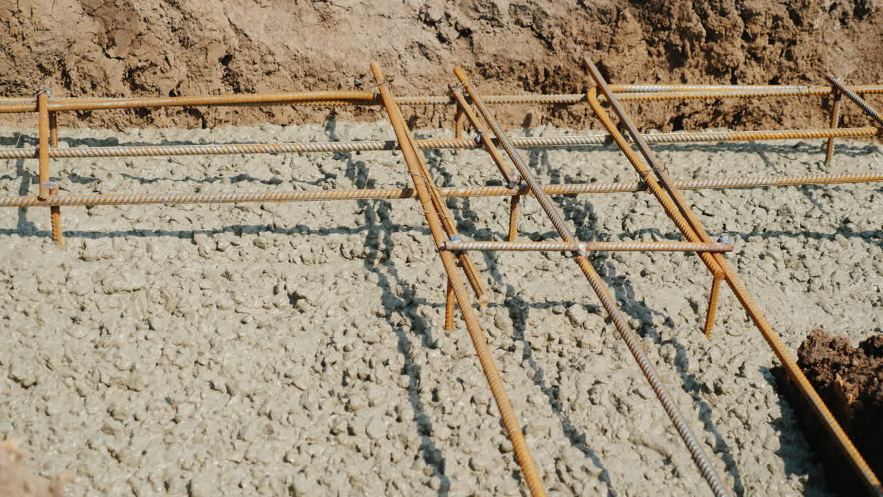 el hormigón llena la forma de los cimientos fluye sobre el edificio de refuerzo