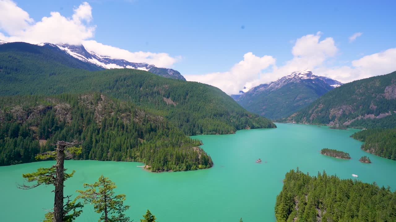 lago diablo - hermosas aguas turquesas rodeadas de montañas nevadas en el parque nacional de las cascadas del norte en el estado de washington, estados unidos