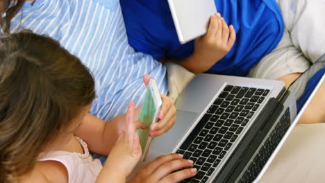 Mamá-Y-Sus-Hijos-Mirando-La-Computadora