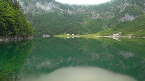 Pequeño-Cobertizo-Cerca-Del-Lago-En-La-Región-De-Gosausee