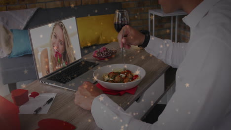 animación de corazones cayendo sobre hombre caucásico comiendo pasta teniendo videoconferencia con mujer caucásica