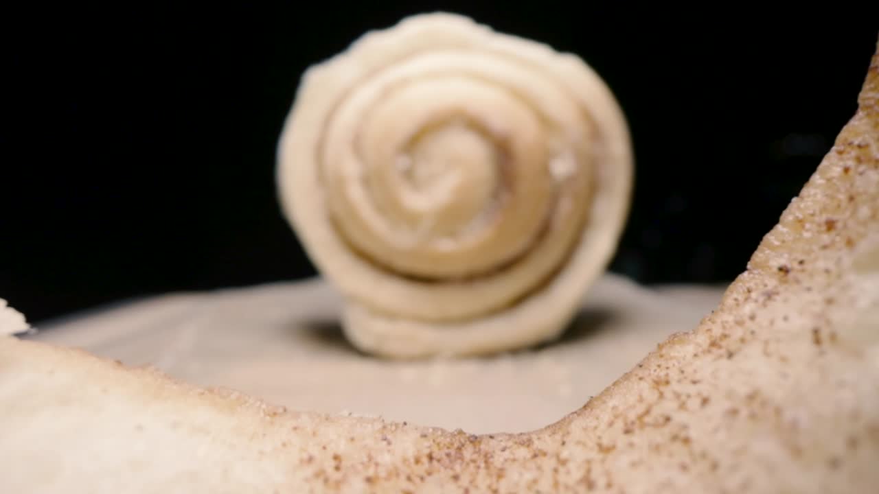 프로브 렌즈로 시나몬 롤을 통해 여행