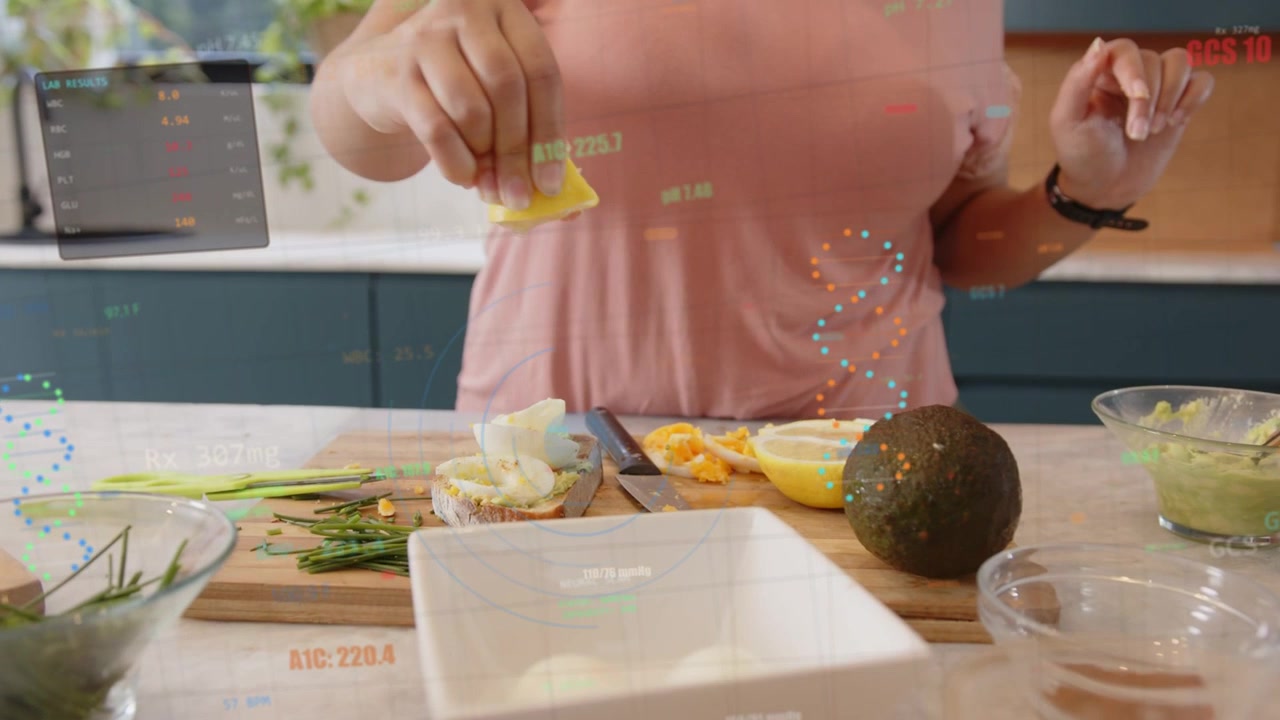 Cuoco che sprema limone su un avocado su un banco, con una sovrapposizione di dati che etichetta gli ingredienti per il condimento, macinando pepe