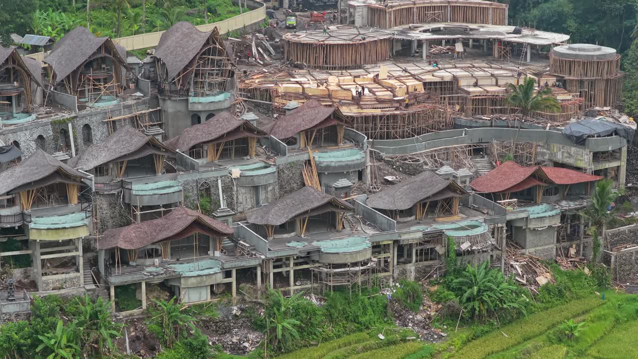 Drone bay trên công trường xây dựng khách sạn ở Bali gần ruộng lúa