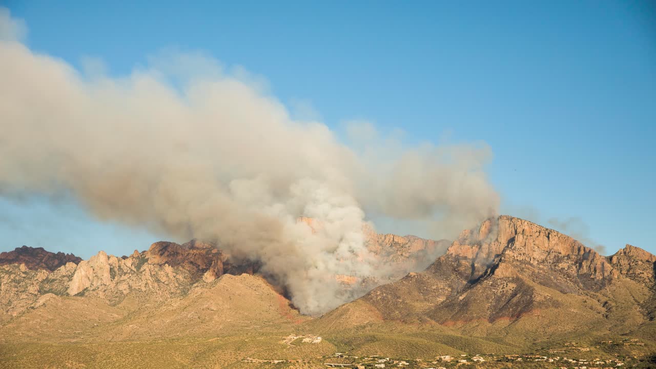 timelapse de día a noche de incendios forestales