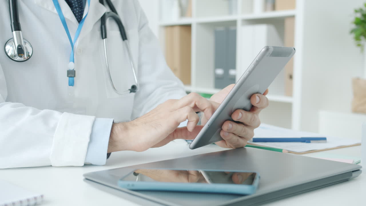 Médico usando una tableta en el consultorio