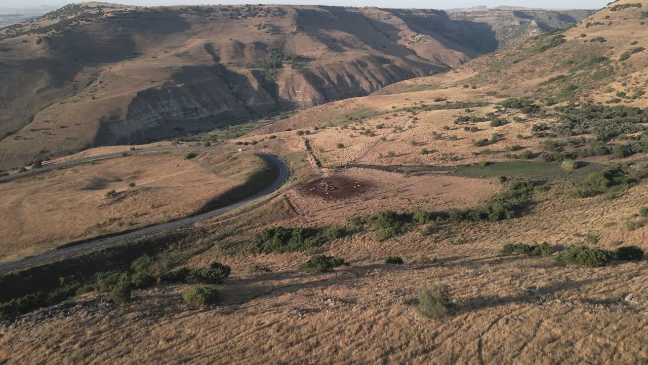 Ampia veduta aerea del paesaggio montuoso delle Alture del Golan, ora dorata