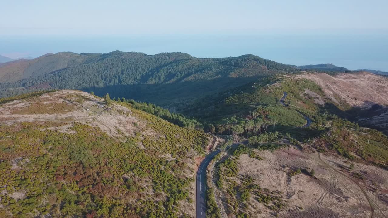 마데이라 섬에 도로가 있는 높은 산 풍경의 공중 촬영