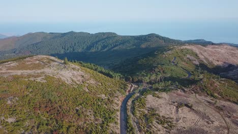 Toma-Aérea-Del-Paisaje-Montañoso-De-Gran-Altitud-Con-Carretera-En-La-Isla-De-Madeira