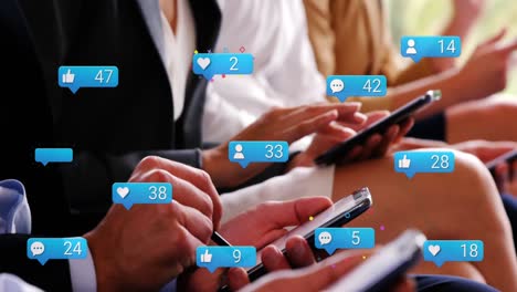 animación de iconos de redes sociales cayendo sobre personas que usan teléfonos inteligentes