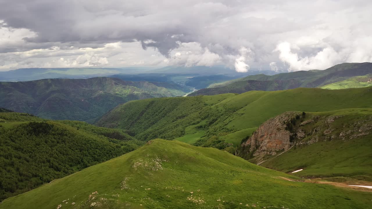 고원 고원 위를 날고 있습니다. 아름다운 자연의 풍경.