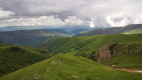 Flug-über-Ein-Hochlandplateau.-Wunderschöne-Landschaft-Der-Natur.