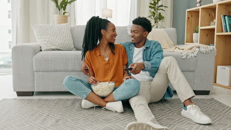 Happy-black-couple,-eating-popcorn