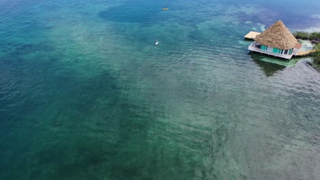 Sumérgete-En-La-Tranquila-Belleza-Del-Mar-Caribe-En-Belice,-Mostrando-El-Sereno-Arte-Del-Remo-Con-Un-Telón-De-Fondo-De-Aguas-Azules.